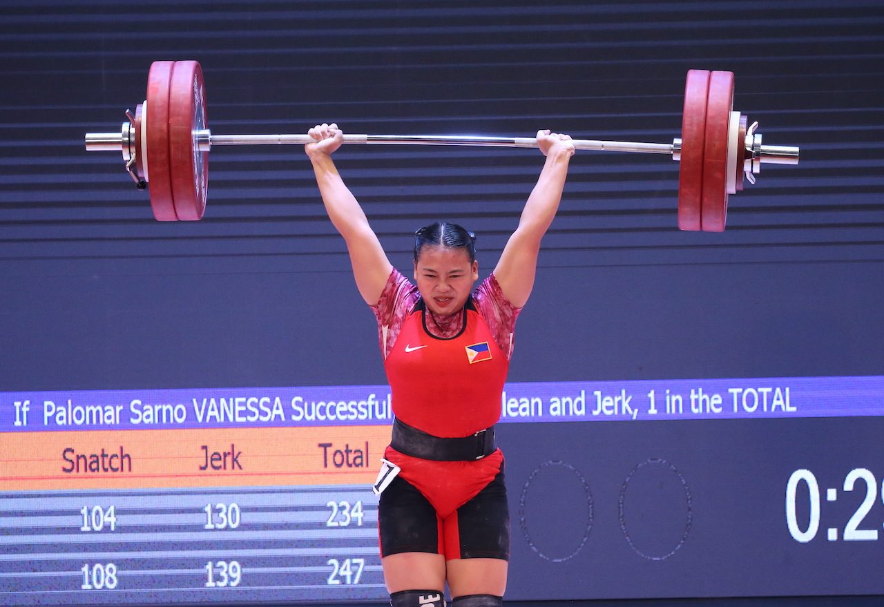 Record-breaking Vanessa Sarno nails weightlifting gold in lopsided fashion