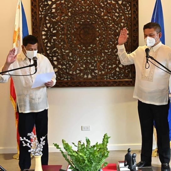 Paolo Duterte takes oath before father in his home