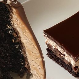Chocoholics, try this homemade 4-layer chocolate cake with hazelnut crunch