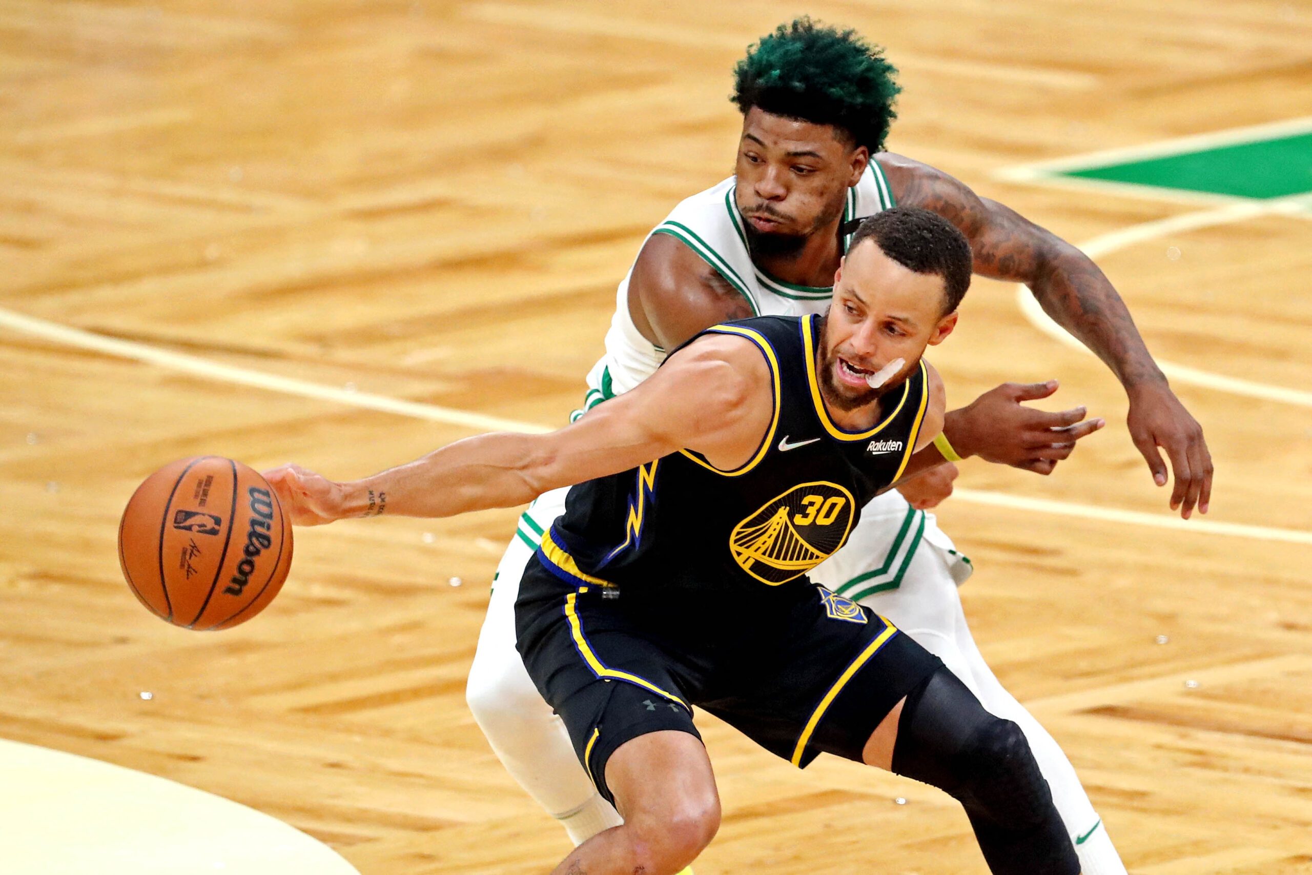 Stephen Curry erupts for 43 as Warriors down Celtics, even Finals