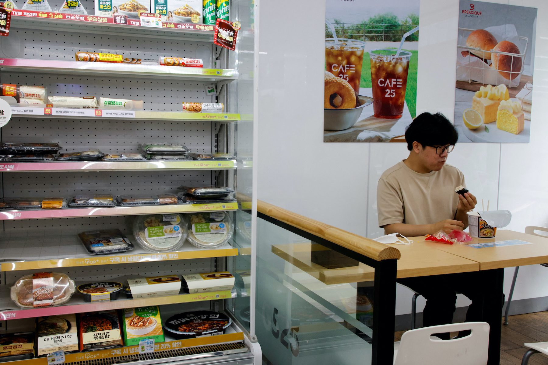 Pekerja kantoran di Korea Selatan menjadikan minimarket sebagai ‘makanan ringan’