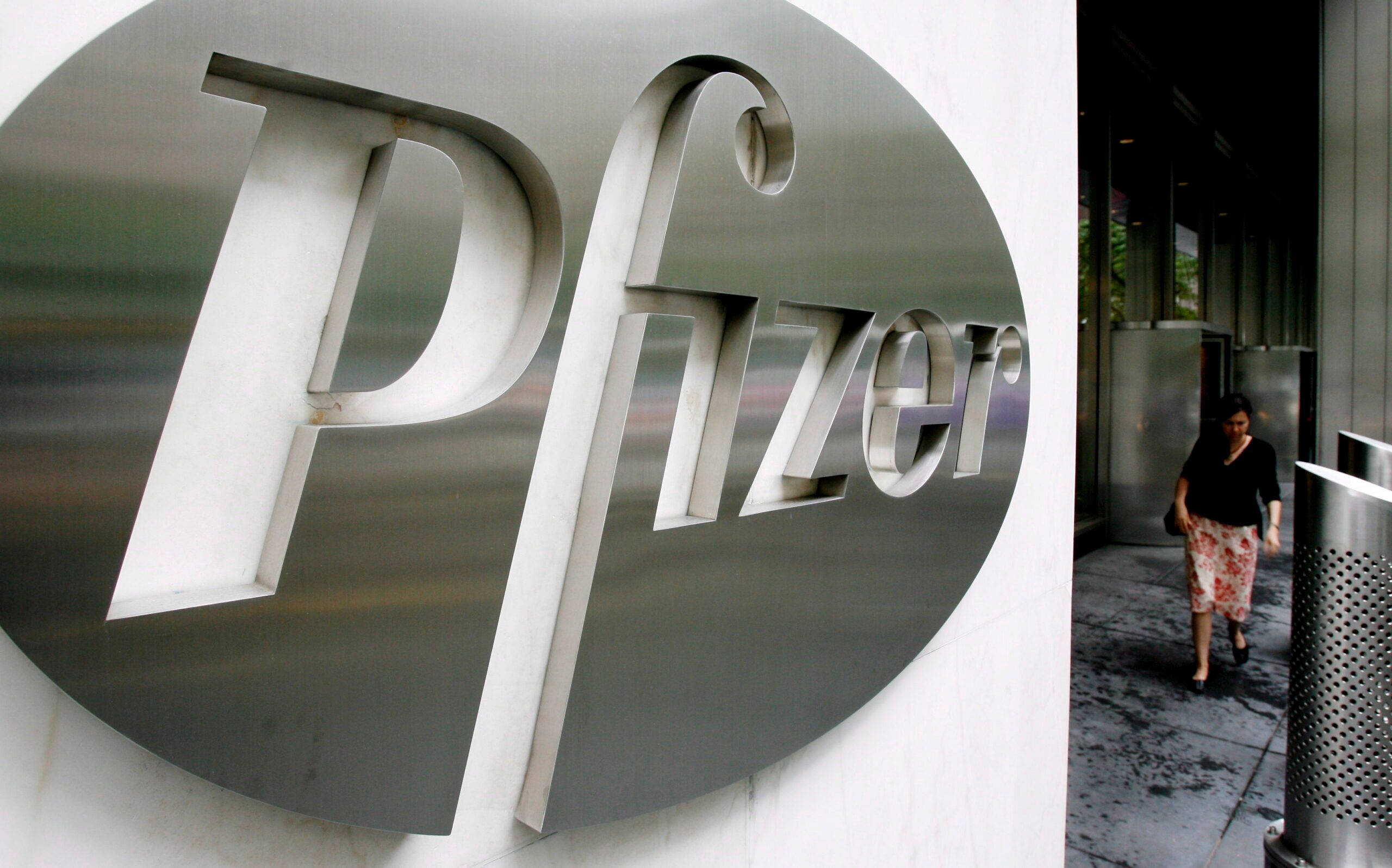 US signs $2 billion vaccine deal with Pfizer and BioNTech