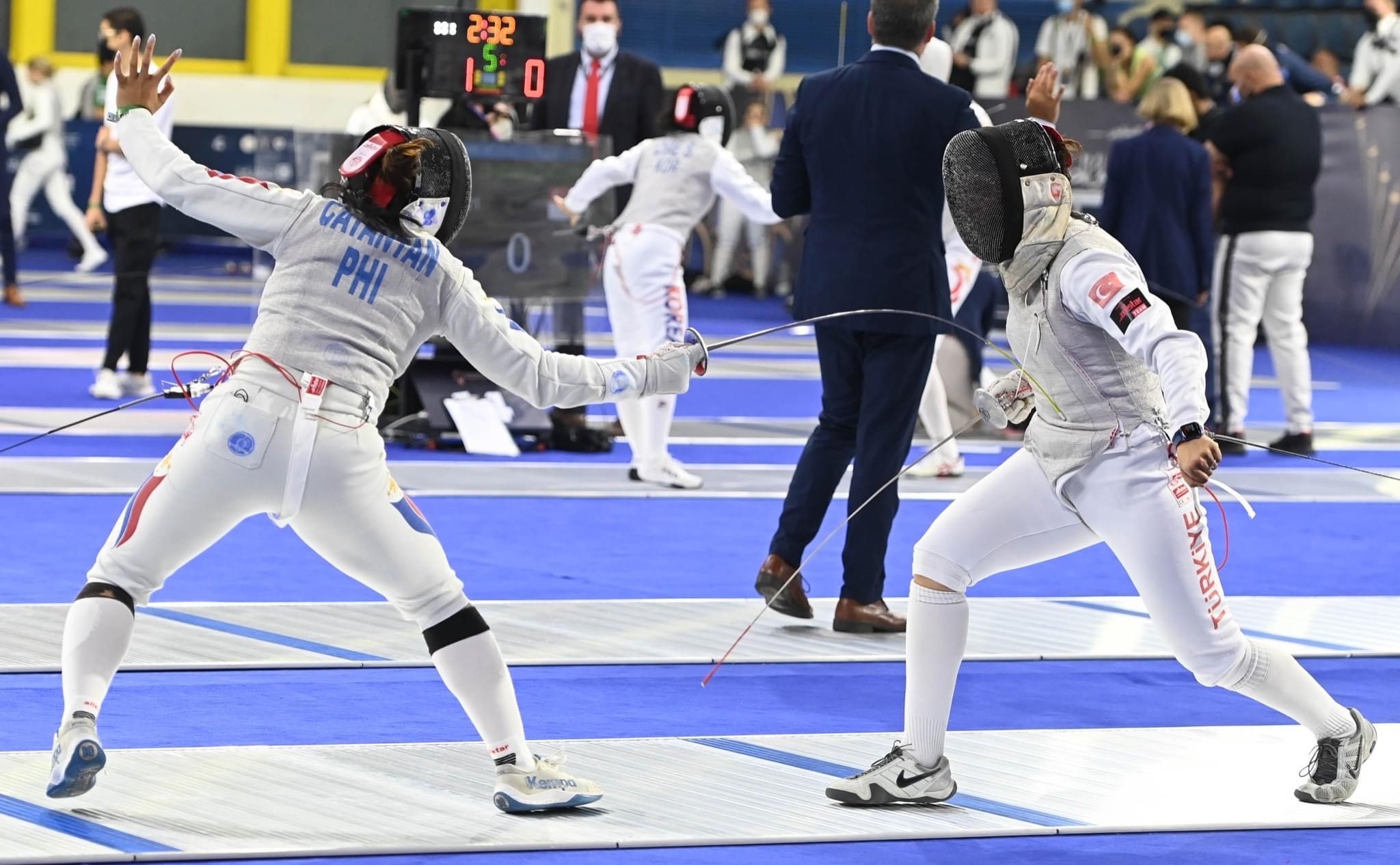 Samantha Catantan takes on South Korea’s Hong in Fencing World Championship final 64