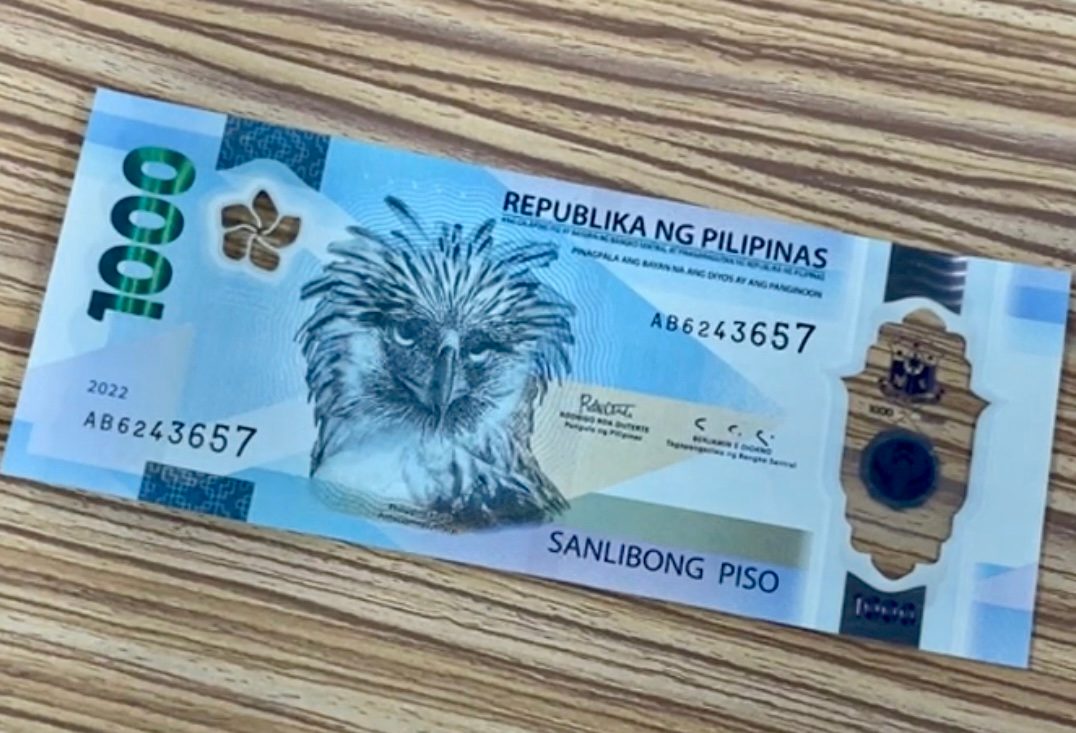 WATCH: Can you fold P1,000 polymer banknotes?