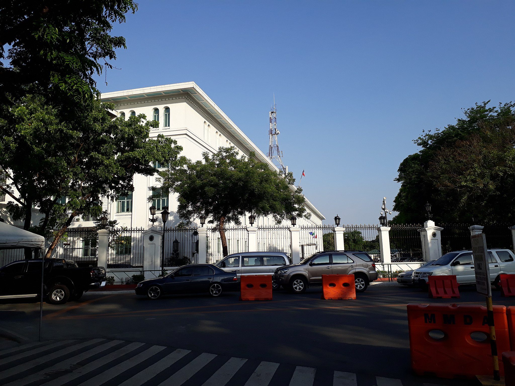 Palace aide dies after falling from building in Malacañang