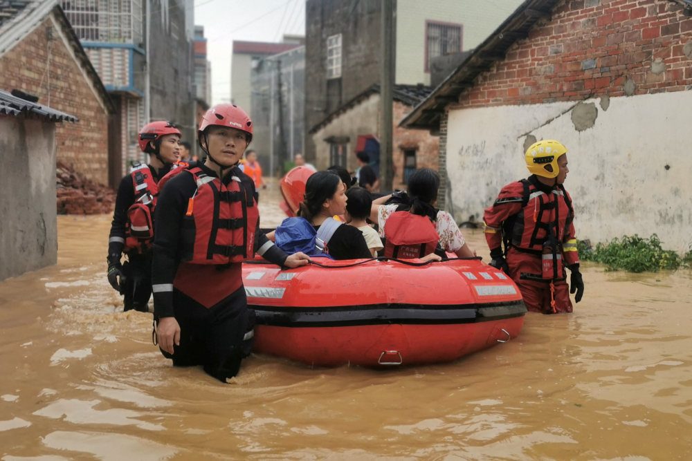 Rainstorms lash northeast China, trapping cars, buses in floods