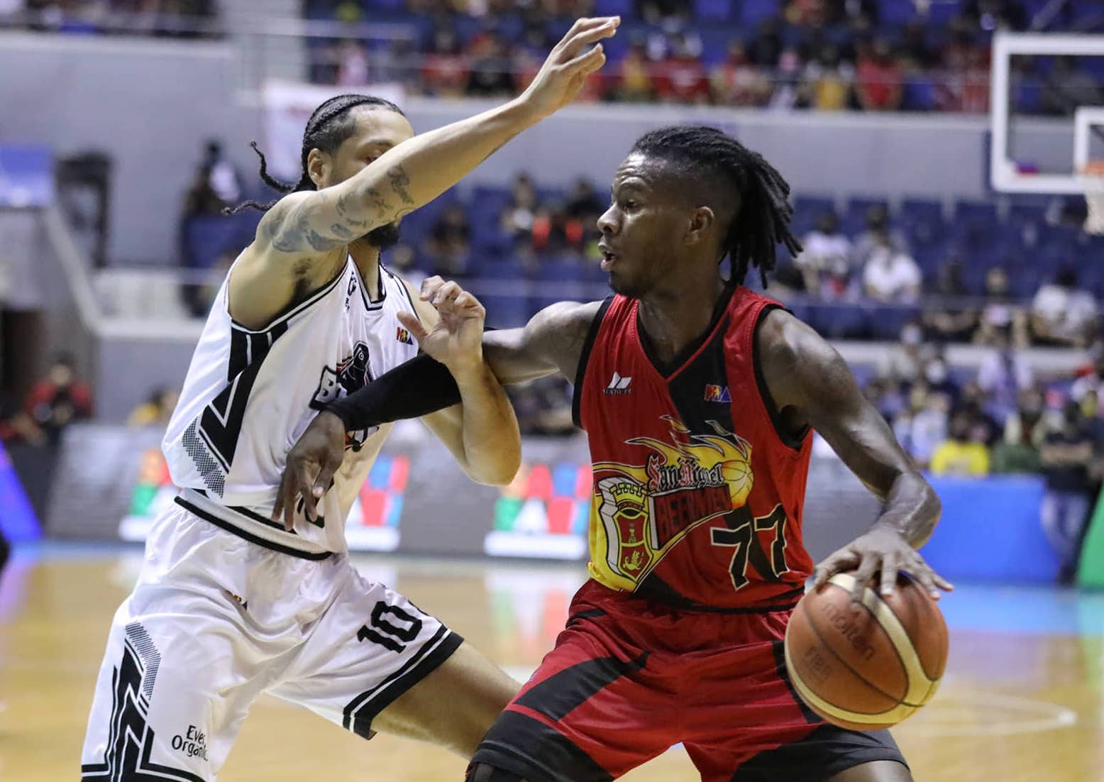 San Miguel drubs Blackwater by 30 points to nail PBA semis spot with ease