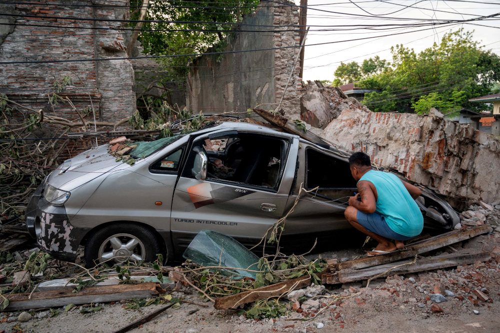 Residents camp out in fear of more earthquakes in northern Philippines