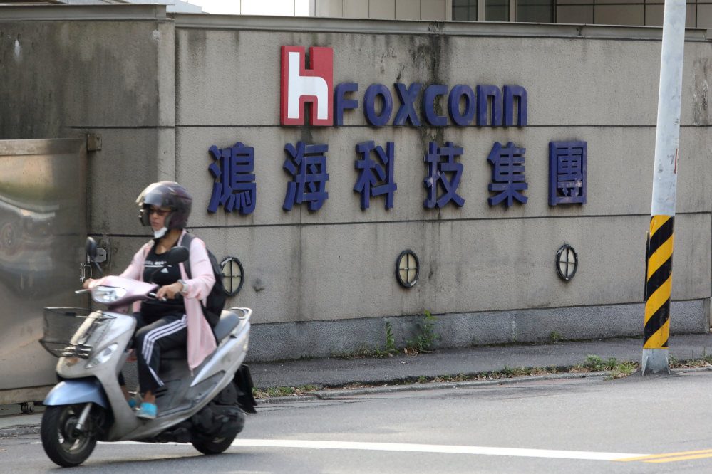 Taiwan security officials want Foxconn to drop stake in Chinese chipmaker – report
