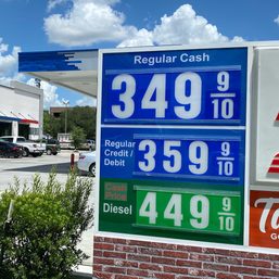 Exxon Mobil, Chevron report losses on weak oil prices