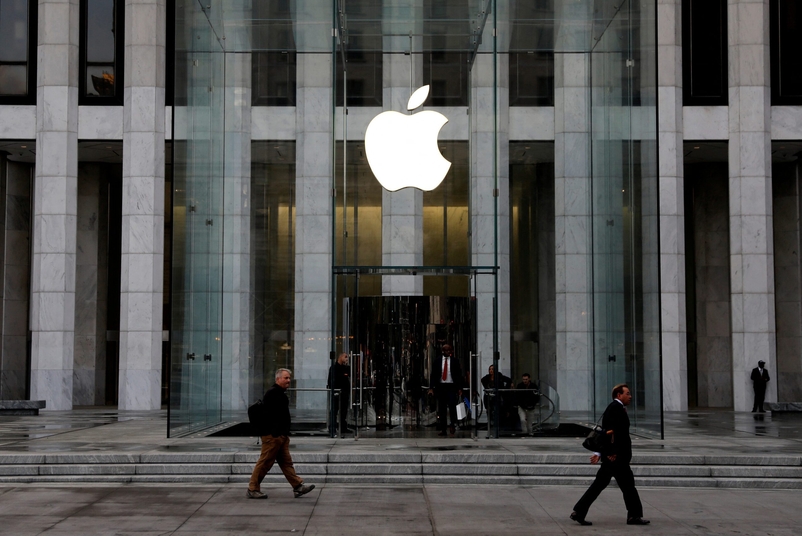 Apple to cut small number of jobs in some corporate retail teams – Bloomberg News