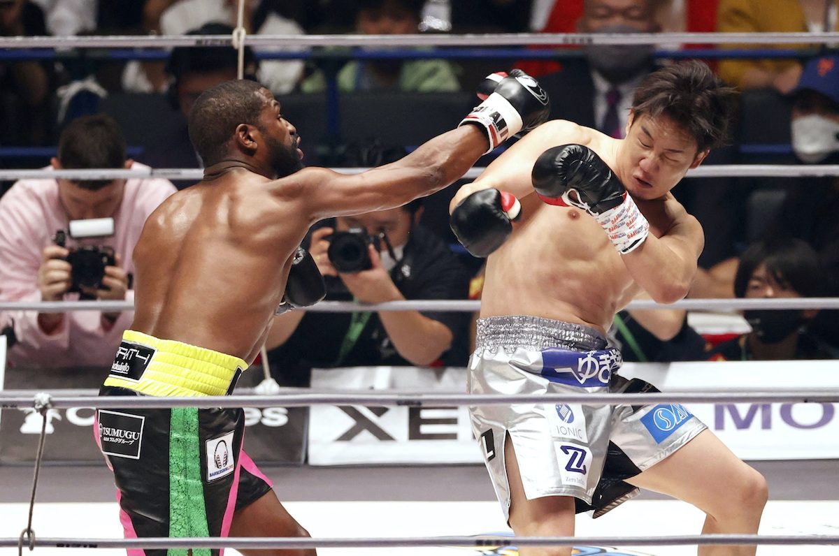Mayweather stops Japanese foe in exhibition bout with Pacquiao in attendance