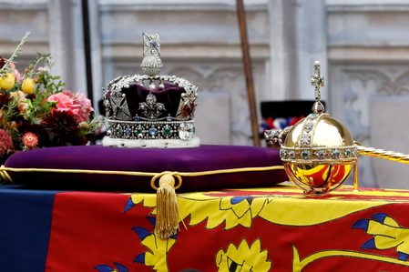 Queen Elizabeth’s coffin reaches Windsor chapel ahead of burial