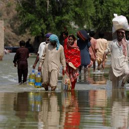 Pakistanis throw up barriers against rising floodwaters; 12 more die