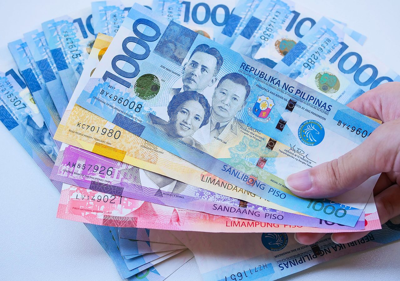 Филиппинские деньги. Филиппинское песо. Национальная валюта Филиппин. Филиппинка с деньгами.