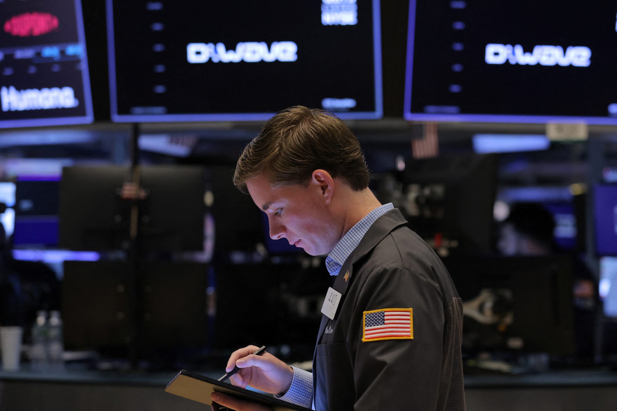 Stock rally fizzles, dollar retreats as US jobs glow fades