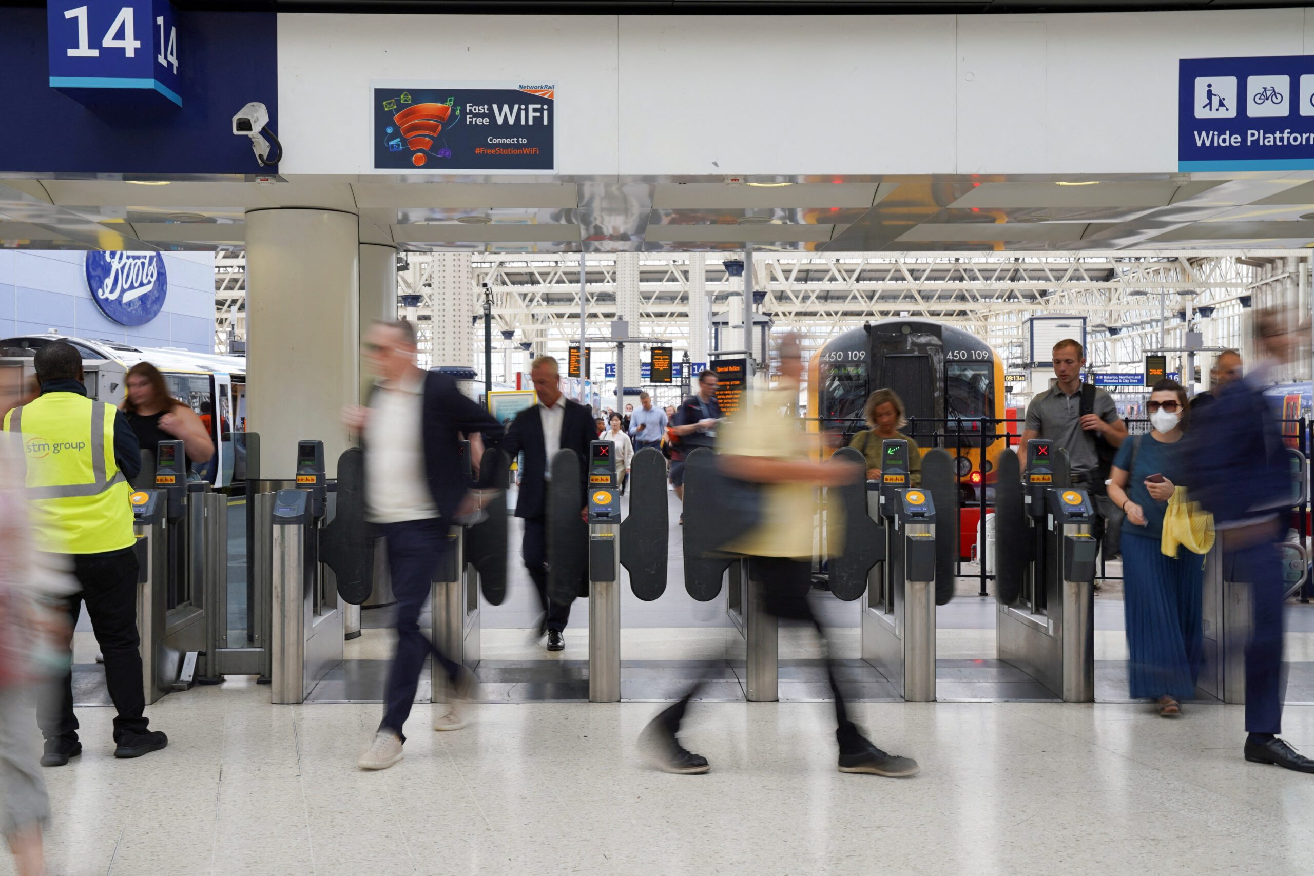 Fresh strikes set to paralyze British rail network