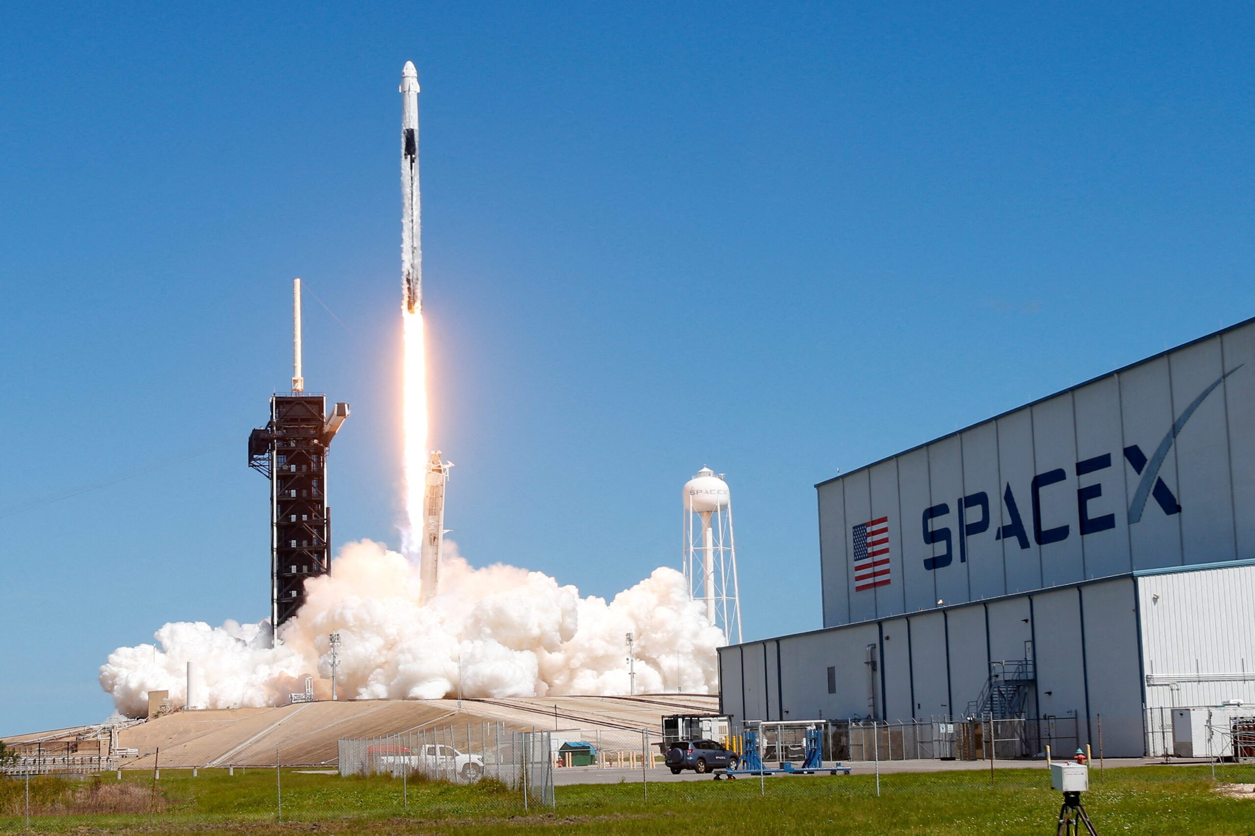 SpaceX gets US approval to deploy up to 7,500 satellites