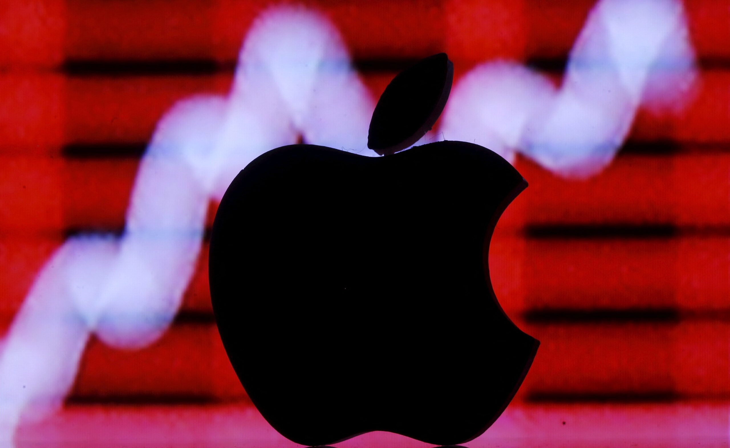 Apple earnings rise as economic gloom hits tech