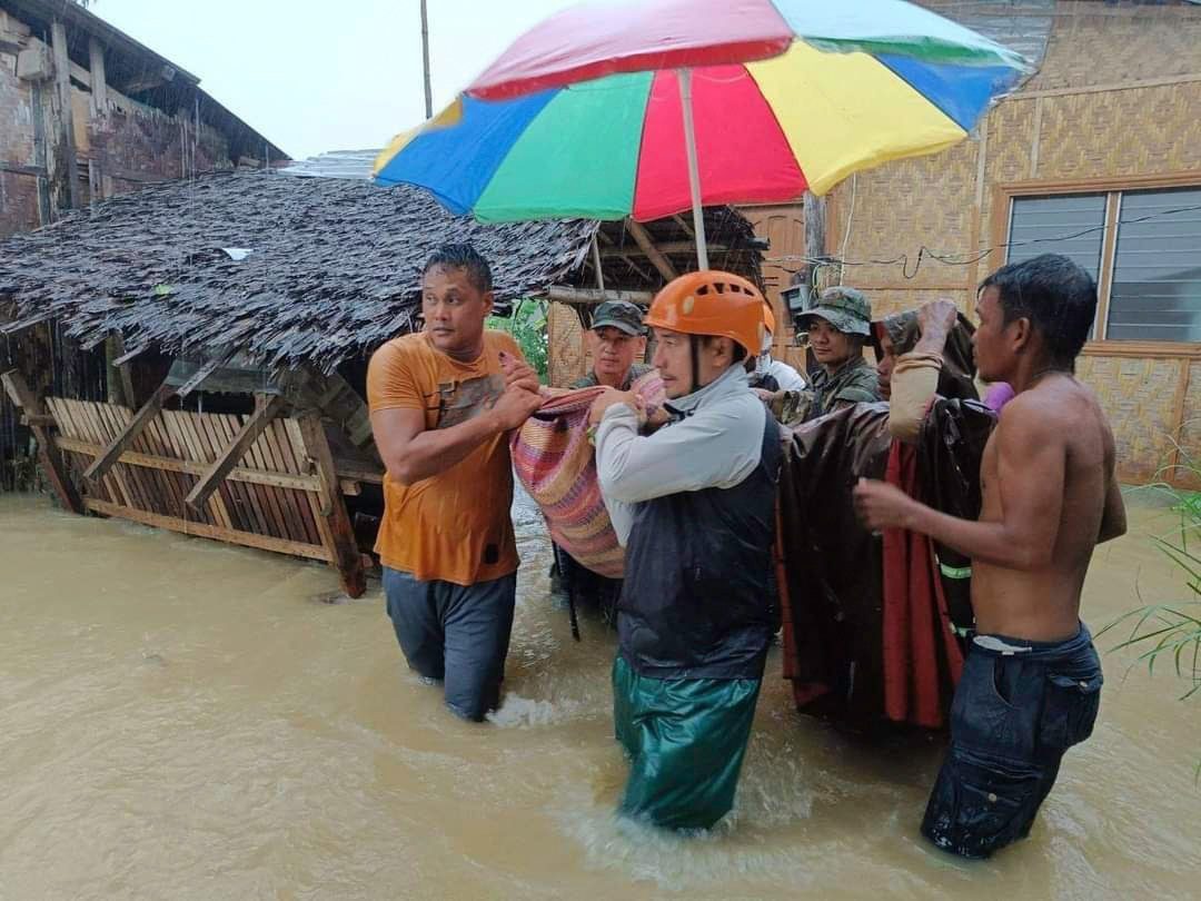 Thousands of Central, Eastern Visayas families flock to gov’t shelters