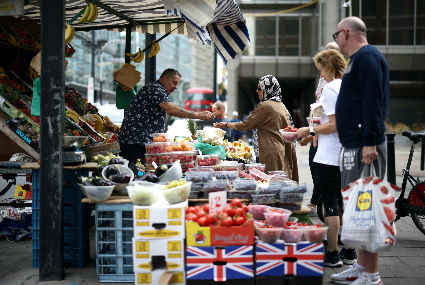 Soaring food prices push UK inflation back to 40-year high