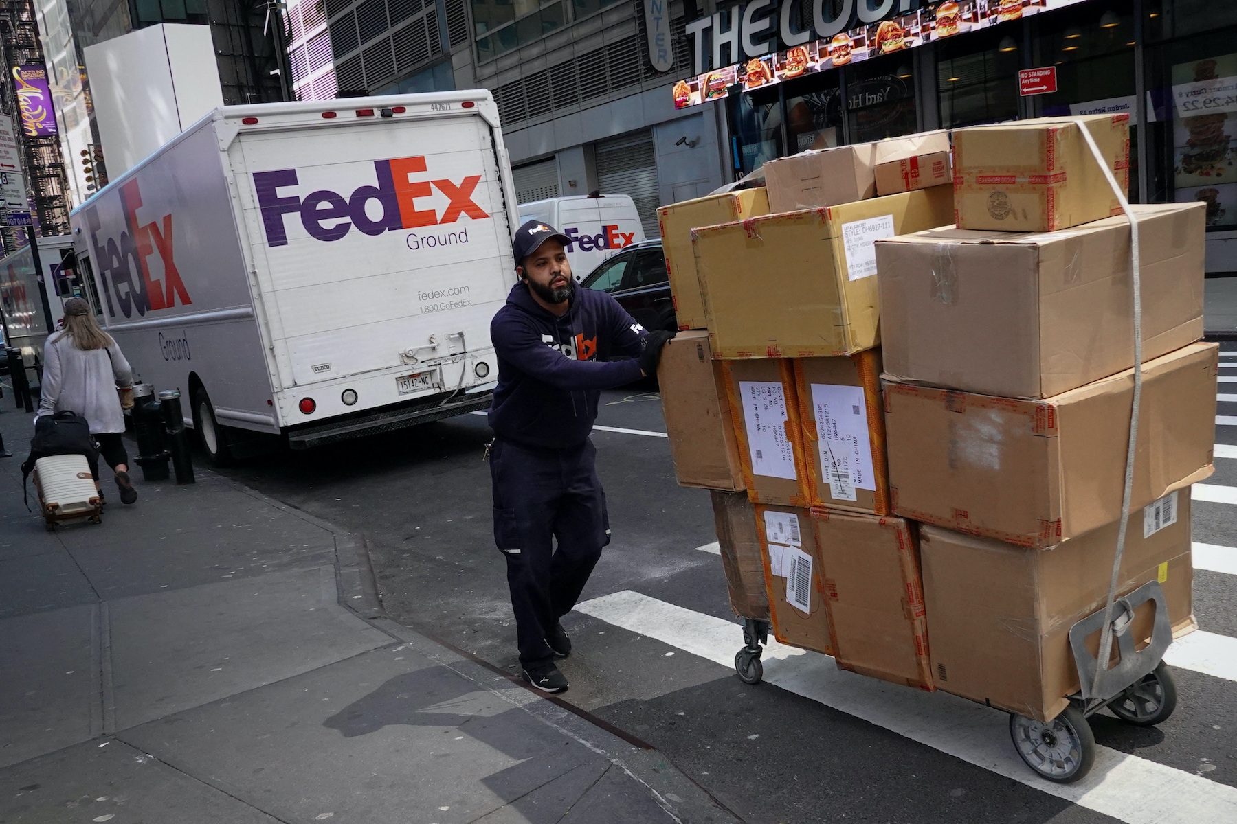FedEx’s reduced holiday forecast no surprise to skeptical US contractors