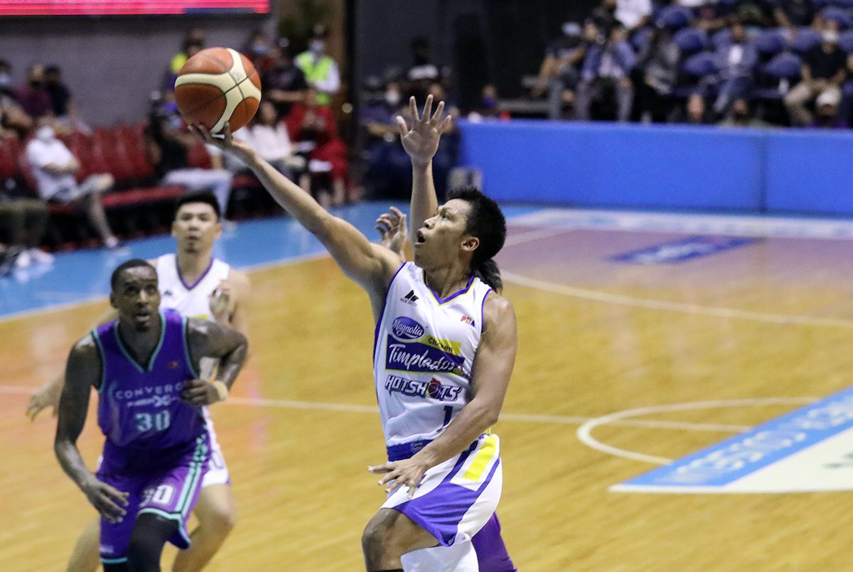 Dislocated finger not enough to stop Mark Barroca in feisty Magnolia win