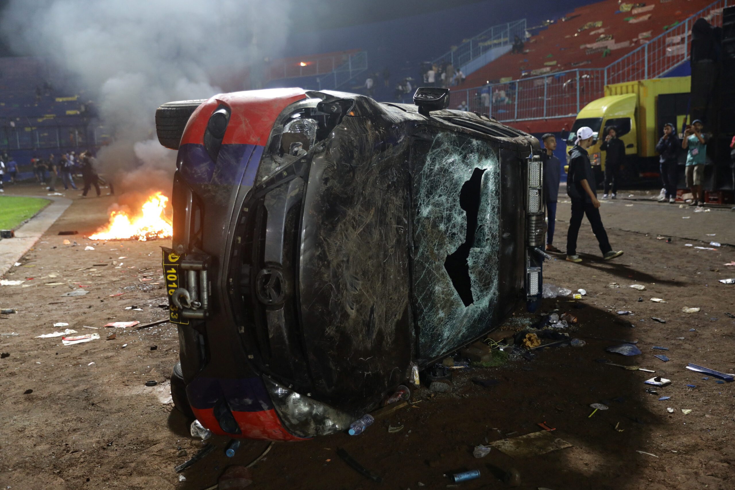 Stampede, riot at Indonesia soccer match kill 125, league suspended