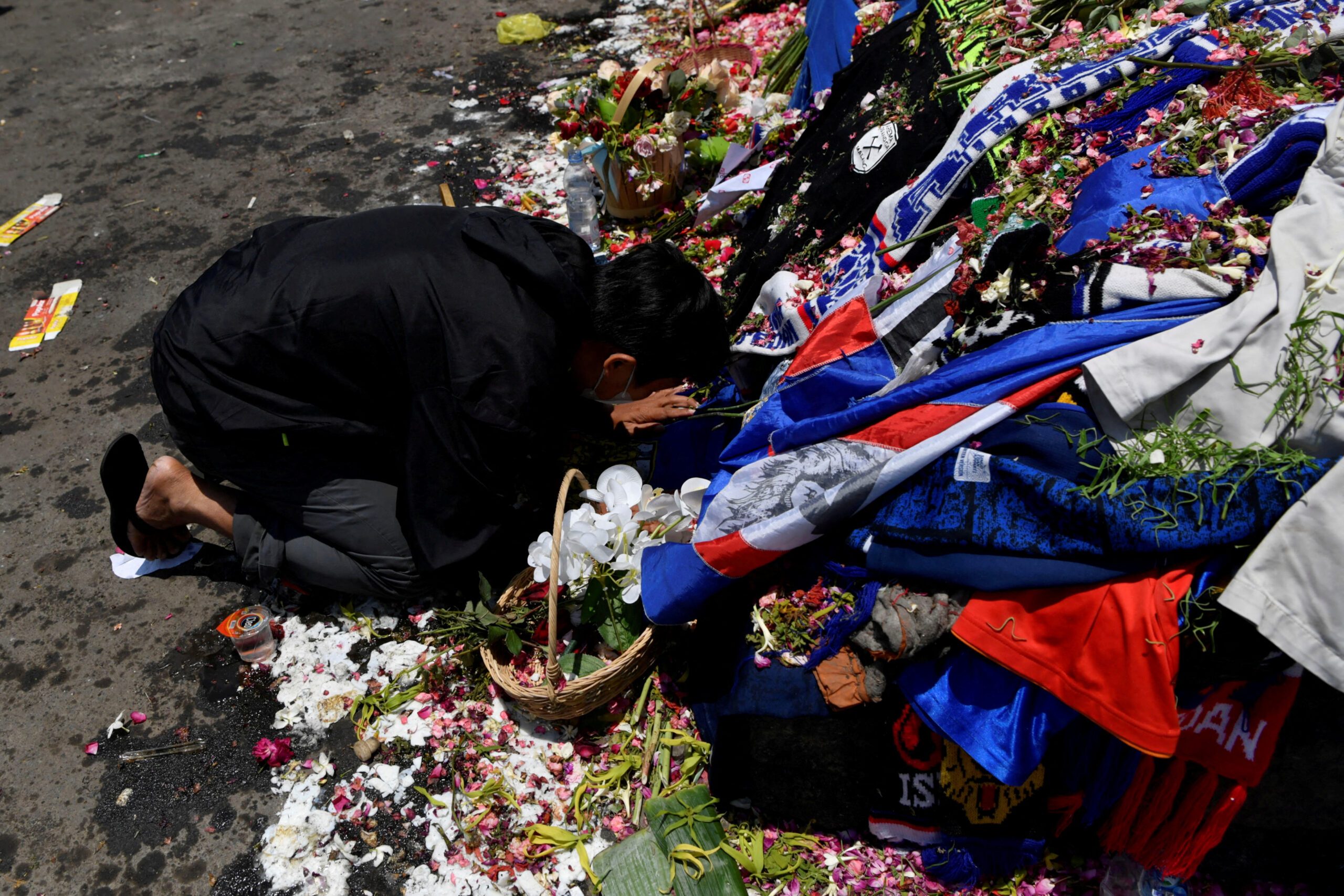 Penyelidik mengatakan penyerbuan mematikan sepak bola di Indonesia disebabkan oleh gas air mata