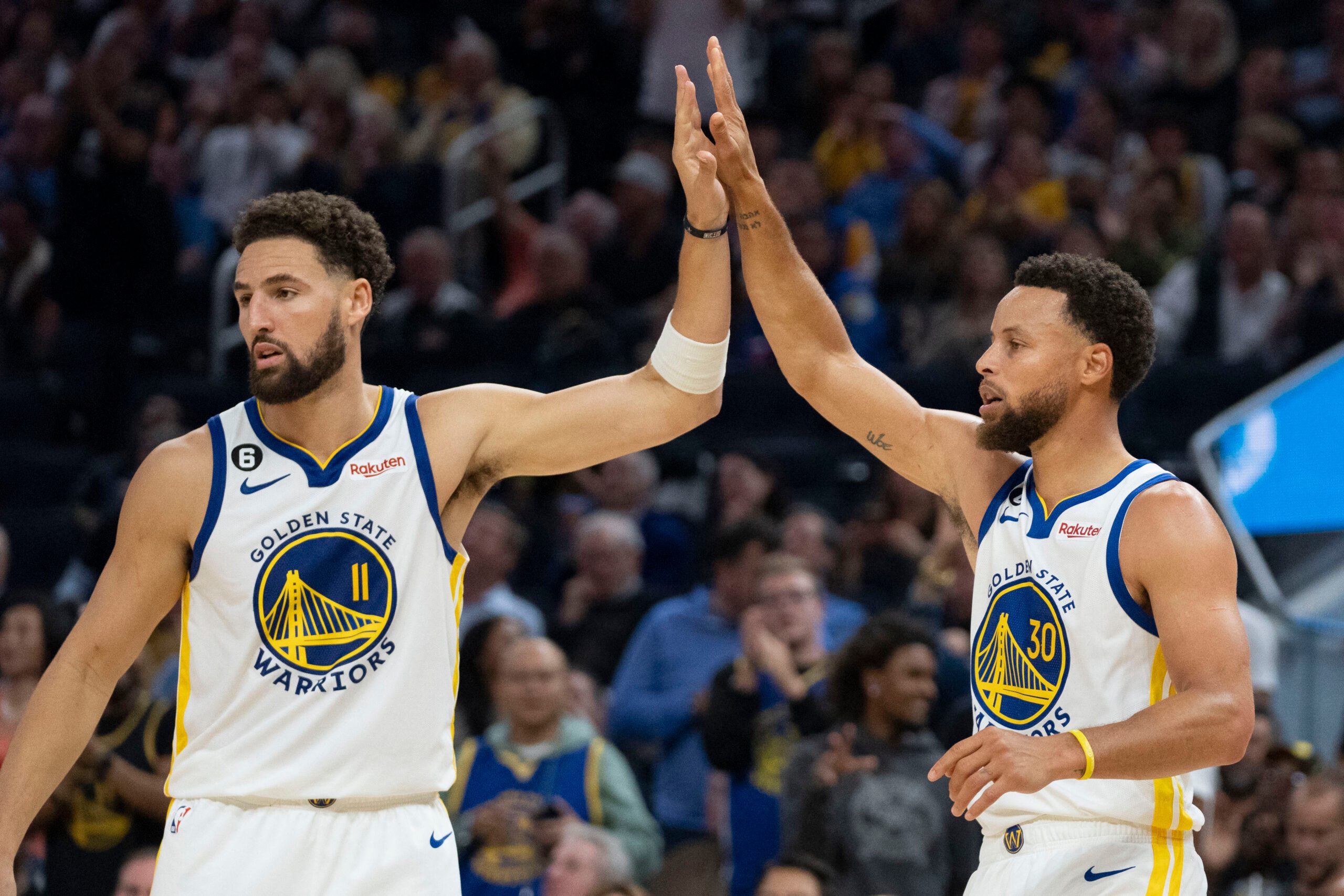 Warriors begin title defense with 14-point win over Lakers