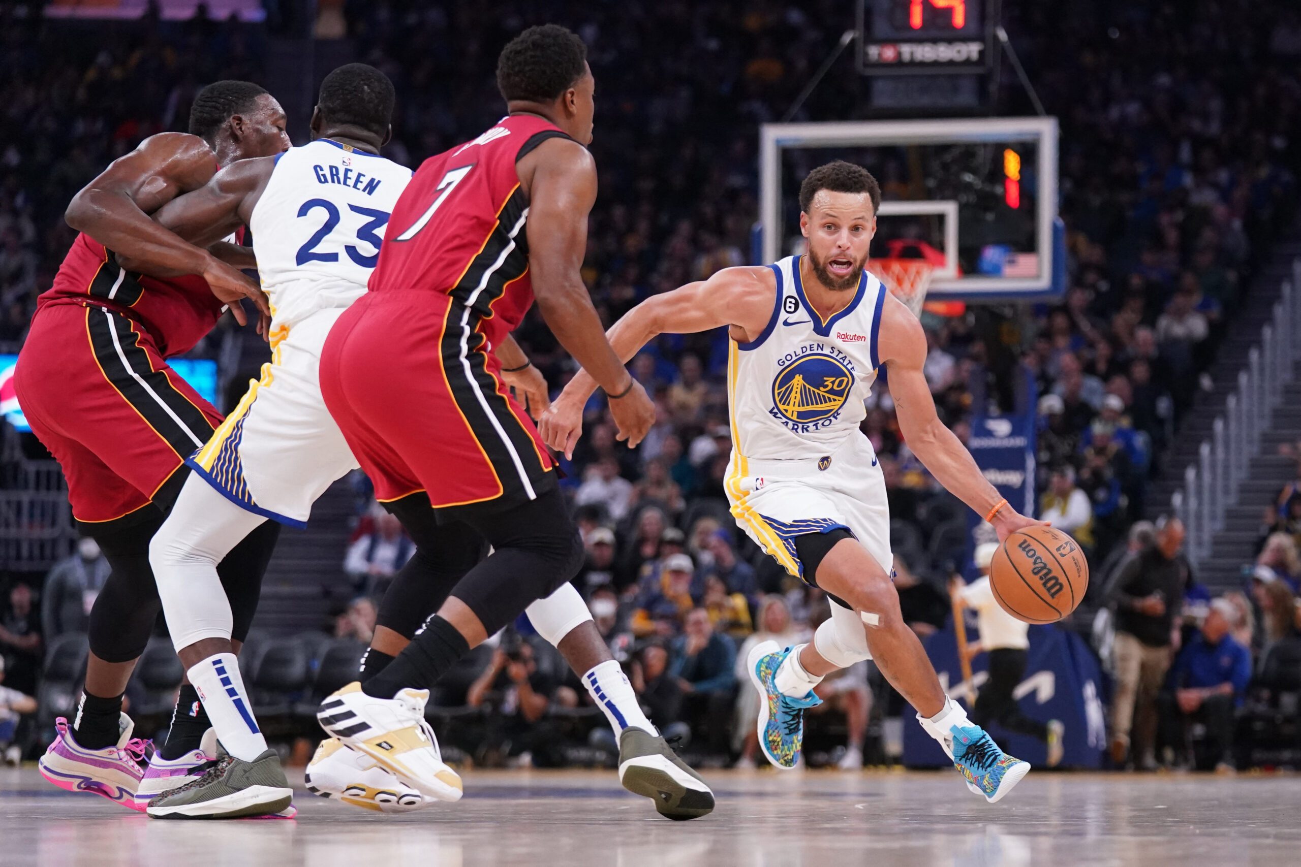 Steph Curry pumps in 33 as Warriors turn back Heat