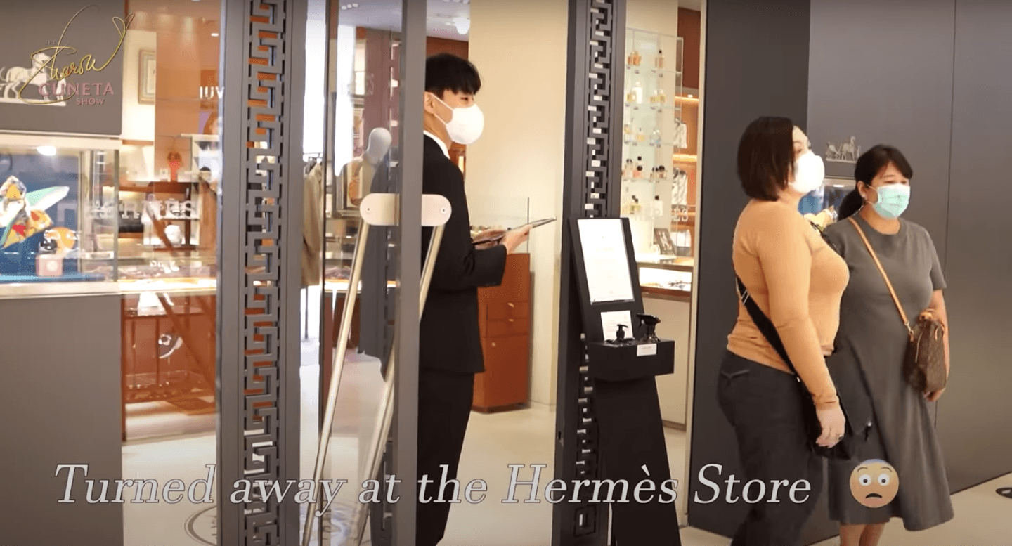 샤론 쿠네타가 한국의 헤르메스 가게에서 걸려