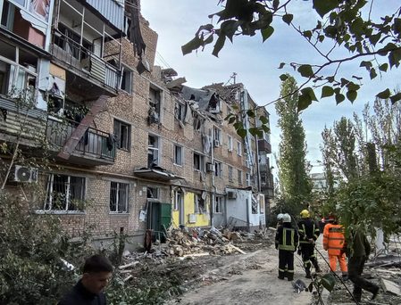 Russia strikes Ukrainian towns, head of annexed region tells residents to leave
