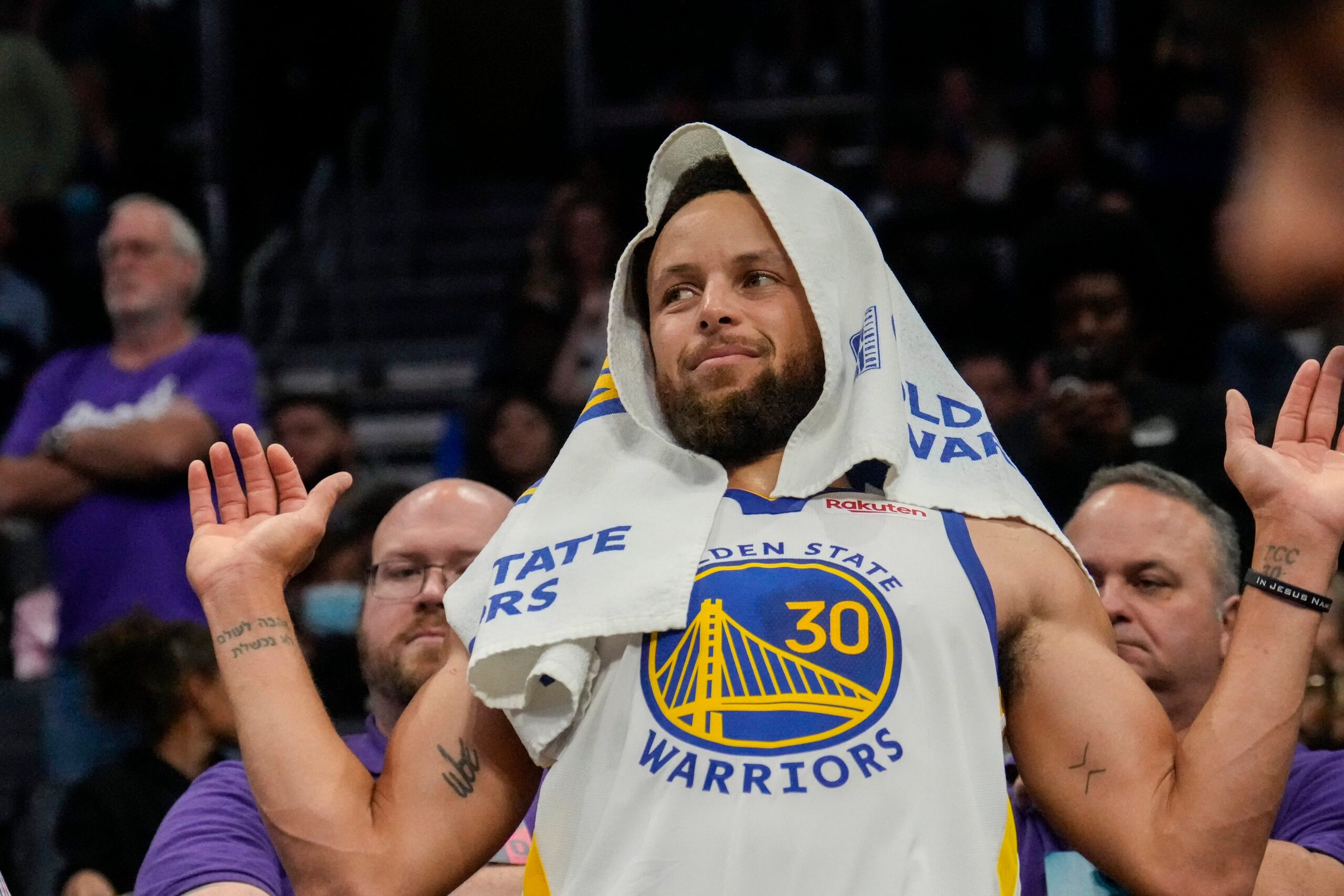 Steph Curry erupts for 47 as Warriors escape Kings