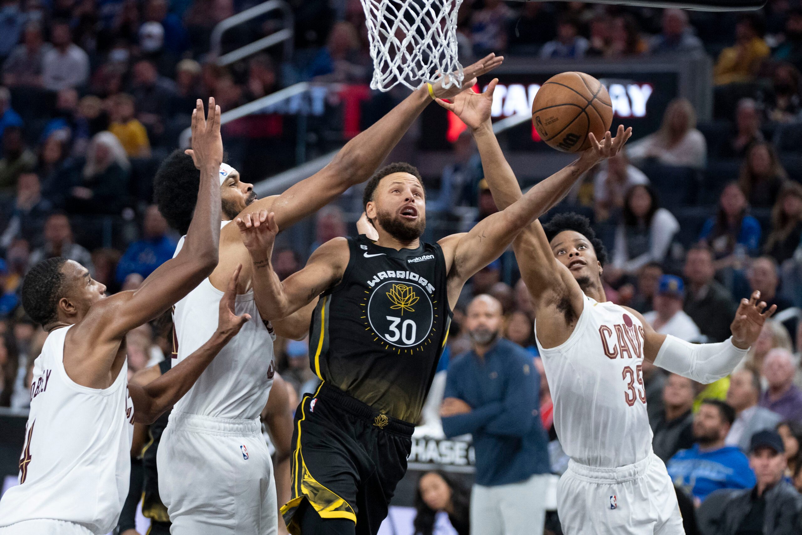 Curry drops 40 as Warriors escape rival Cavaliers