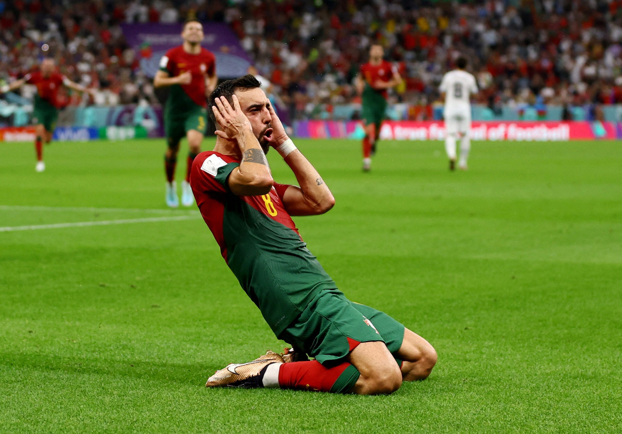 Fernandes double fires Portugal to World Cup last 16