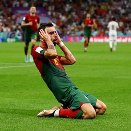 Fernandes double fires Portugal through to World Cup last 16
