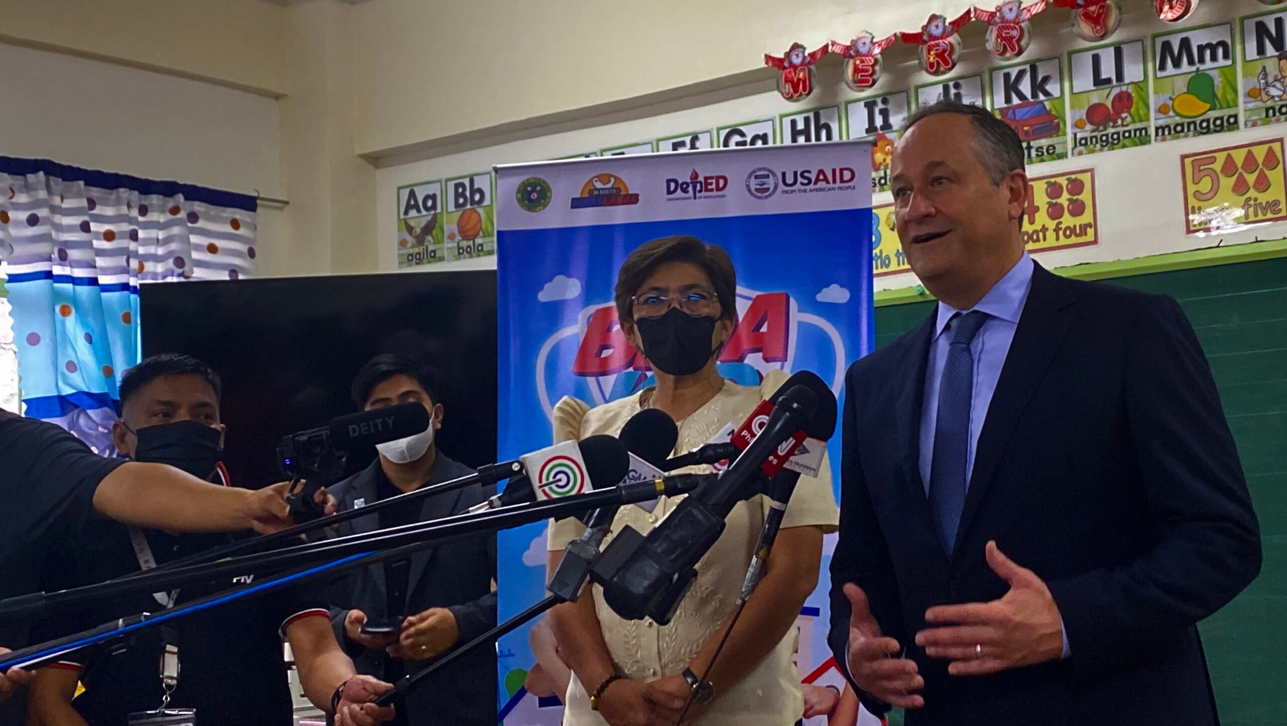 US second gentleman visits Caloocan school, announces $5-M vaccine aid