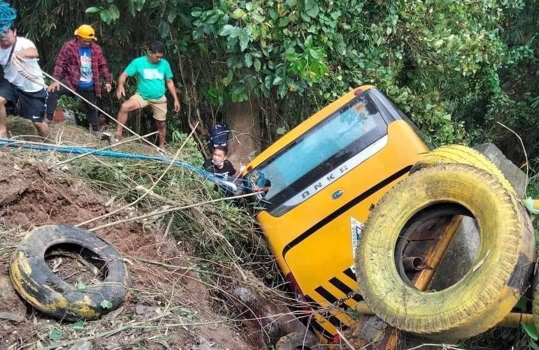 1 dead, over 20 hurt after bus carrying QC teachers falls into ravine in Bataan