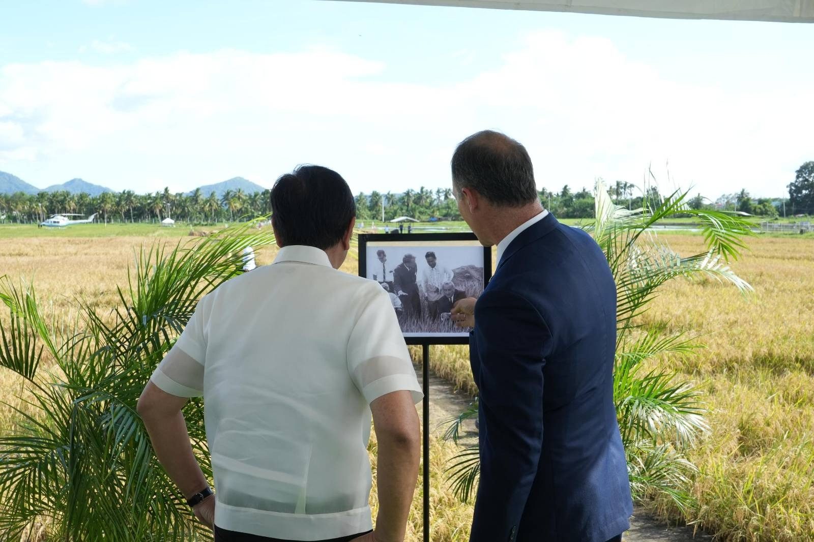 At IRRI headquarters, photo ops for two Marcoses