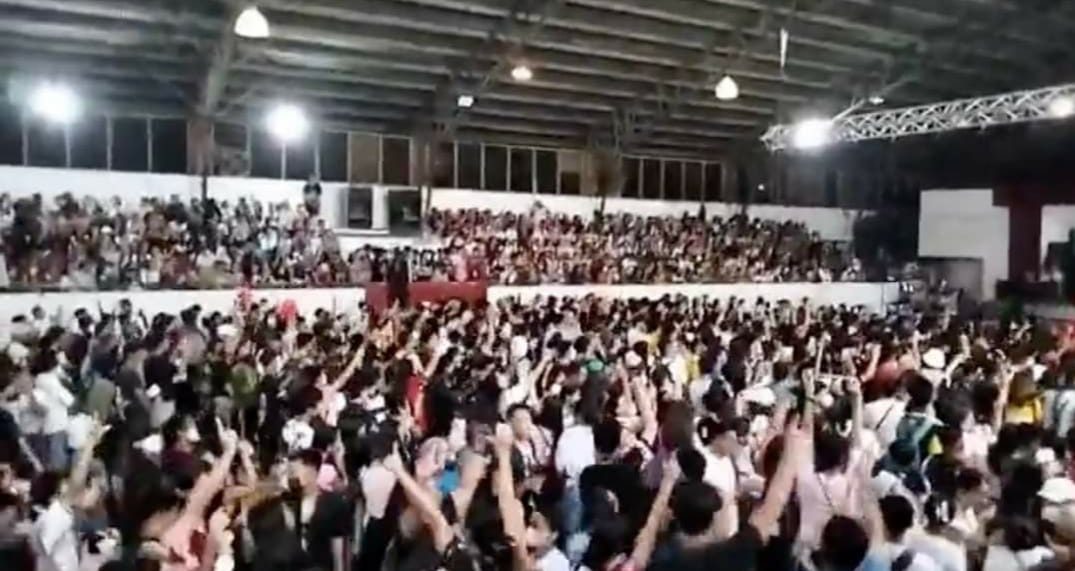 Students chant ‘Leni’ as pro-Marcos jingle plays, by accident, at MSU event