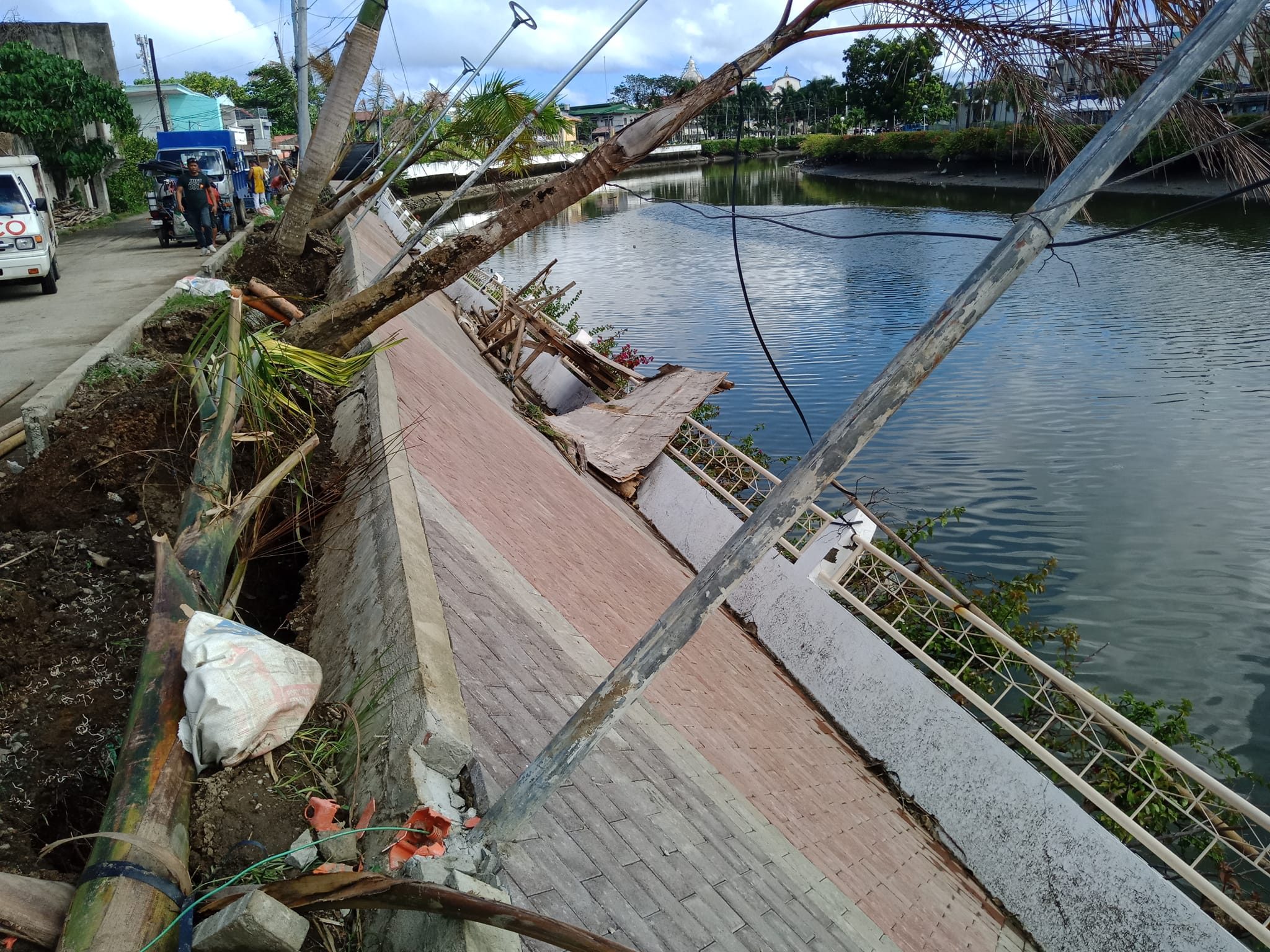 Roxas City residents urge mayor to expand probe on river promenade collapse