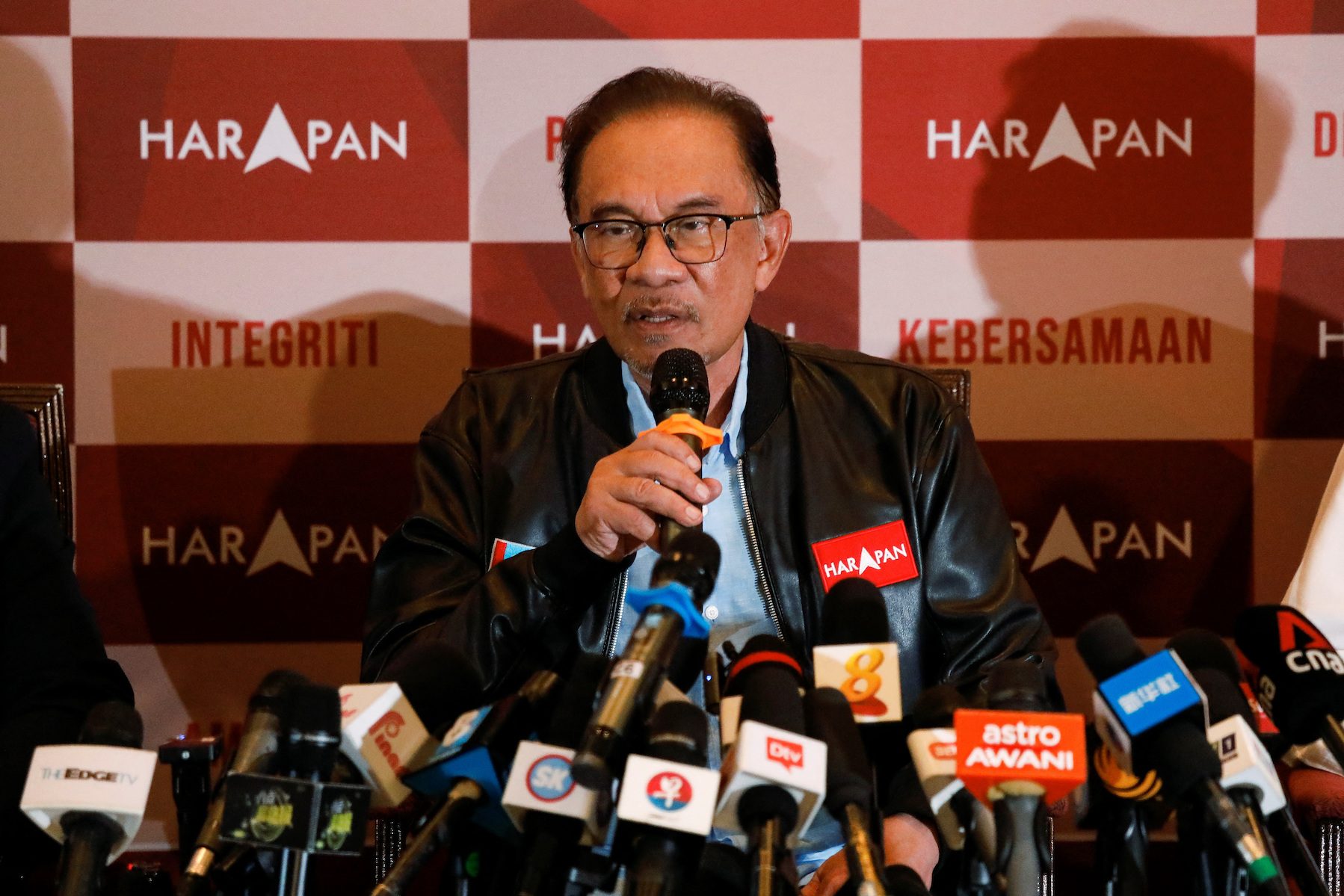 Malaysia’s Anwar seeks backing of old foes to form government as turmoil drags on