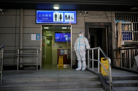 Kota-kota di Tiongkok melonggarkan pembatasan COVID-19 karena virus terus menyebar