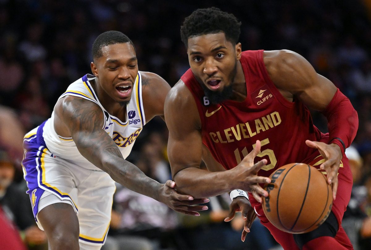 Donovan Mitchell, Cavs rally past Lakers for 8th straight win