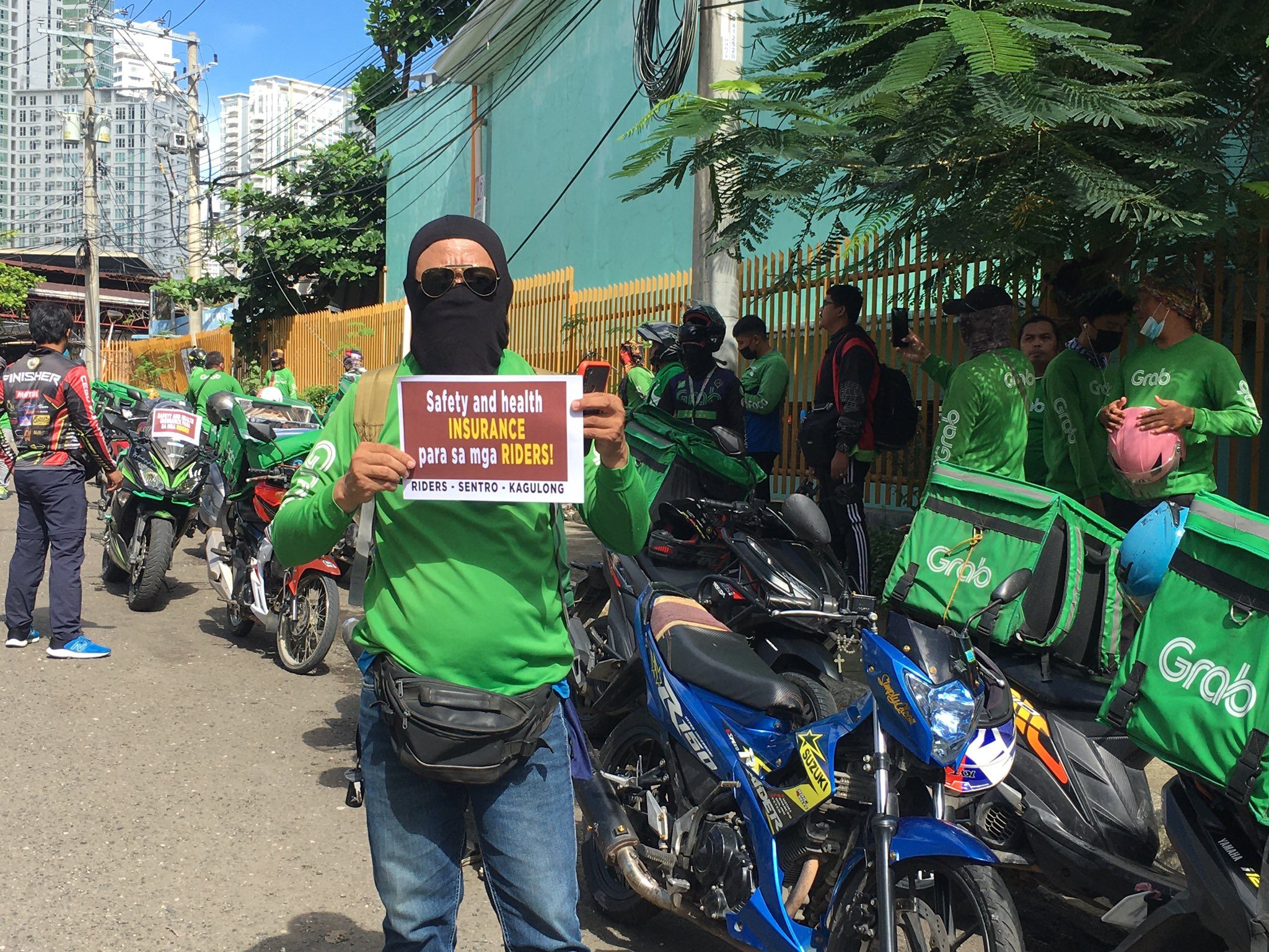 Grab delivery drivers protest pay cuts in Cebu City