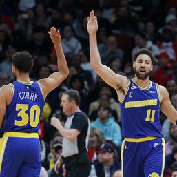 Klay Thompson erupts as Warriors ward off Rockets for elusive 1st road win