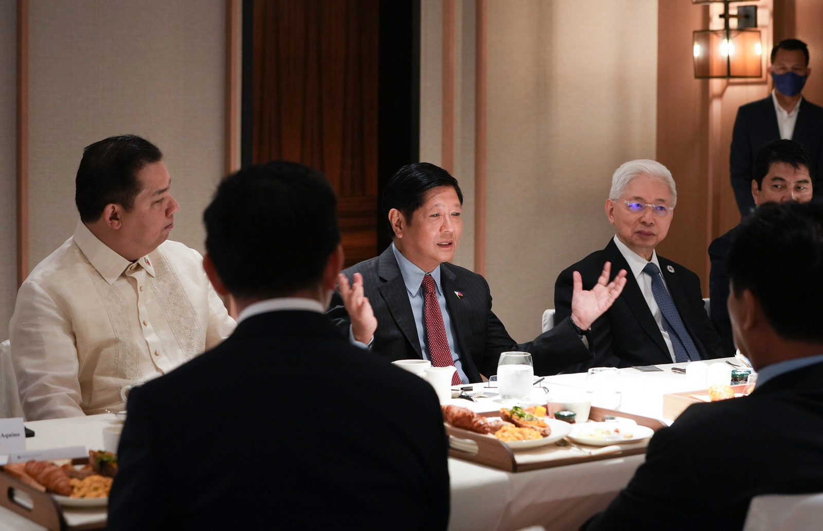 ‘PH economy poised for growth,’ Marcos tells business executives in Cambodia