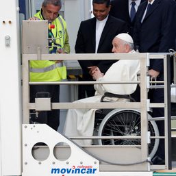 Pope unable to walk around papal plane due to knee pain
