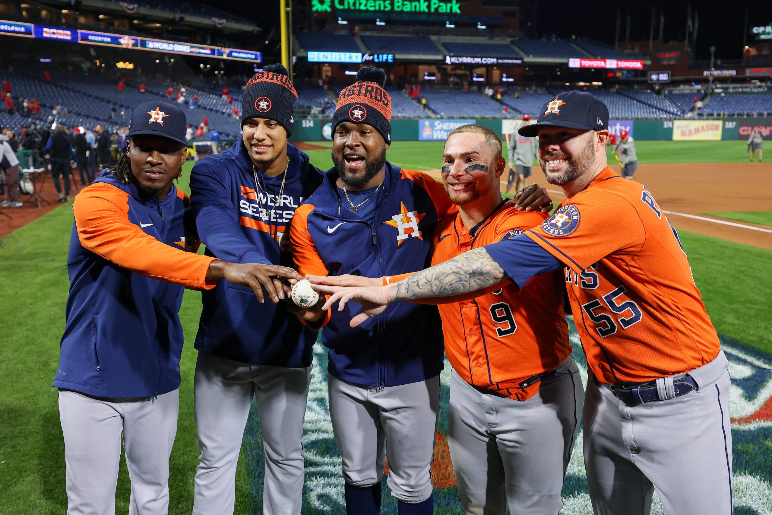 Astros no-hit Phillies to even World Series 